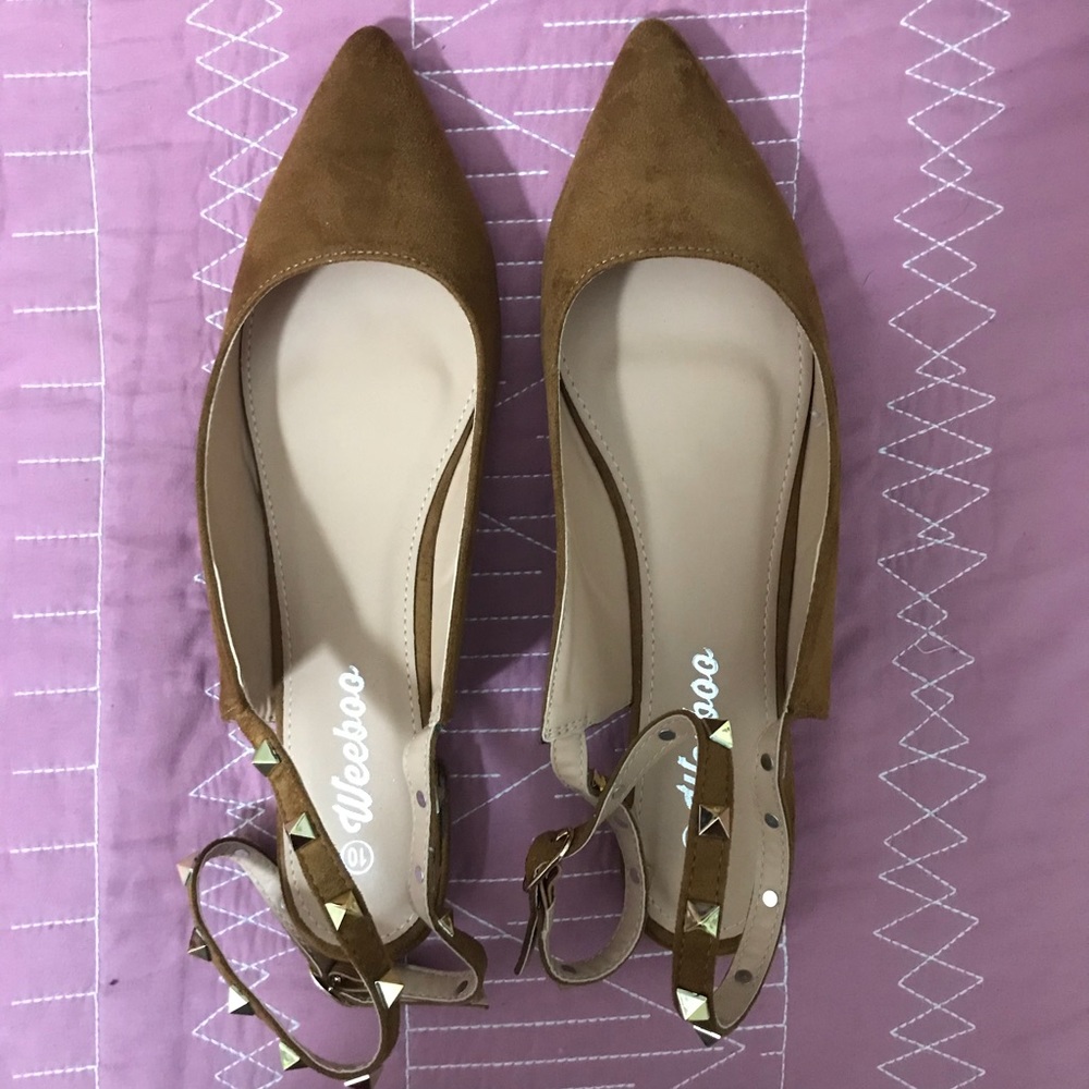 Studded wrap around cognac pointed toe flats